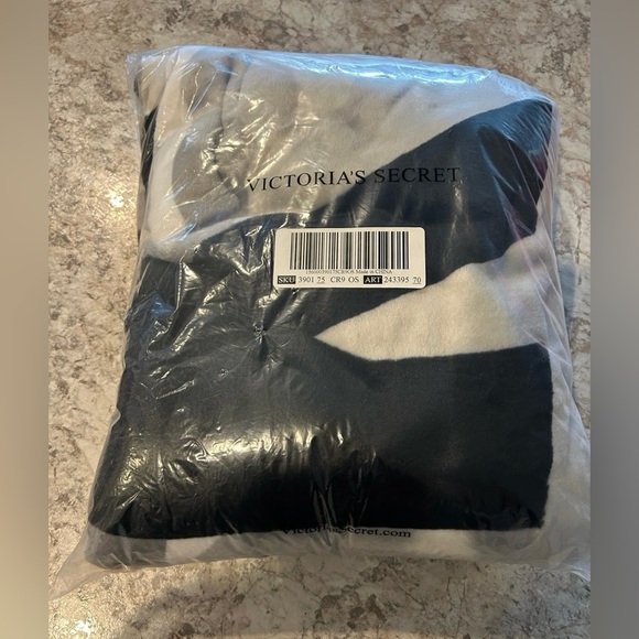 NEW Victoria's Secret PINK Camo Cozy Multi Gray Throw Blanket 50 x 60 - Picture 8 of 9